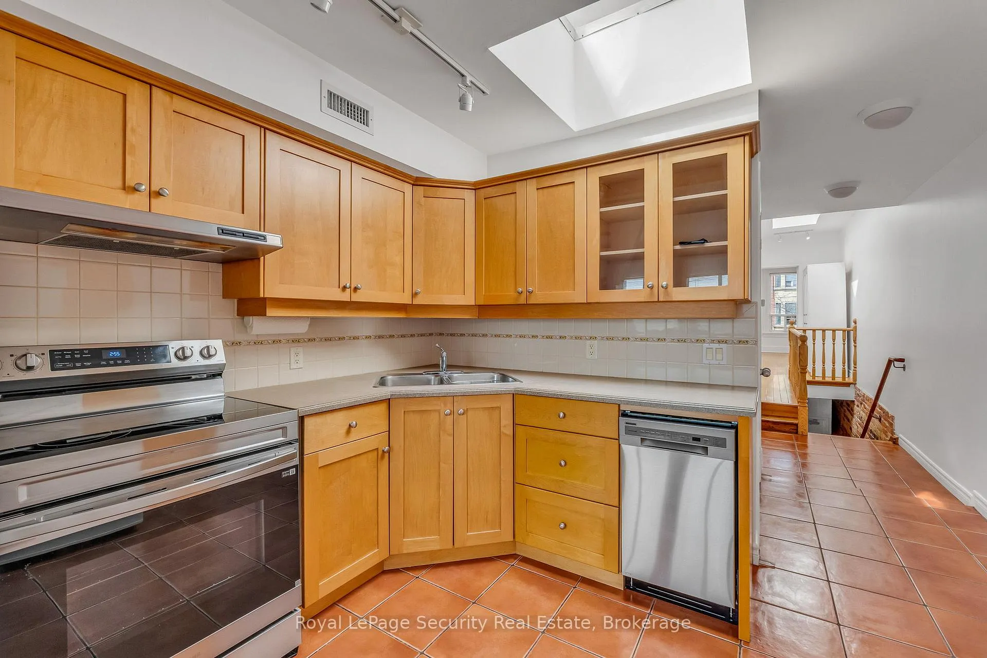 Photo 8 of Unit 2nd Floor, 1115 College Street, Toronto, Little Portugal — HOMEH