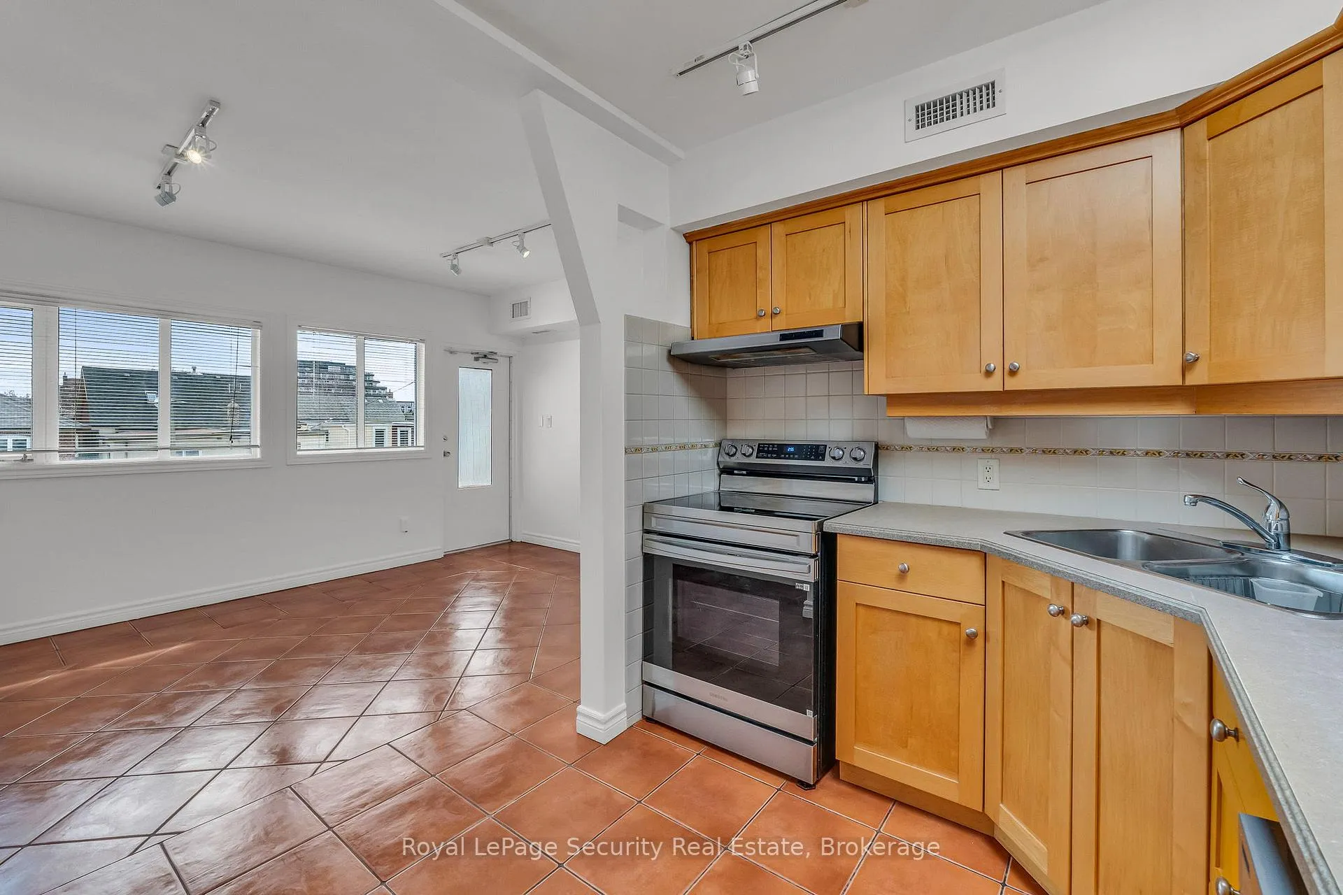 Photo 9 of Unit 2nd Floor, 1115 College Street, Toronto, Little Portugal — HOMEH