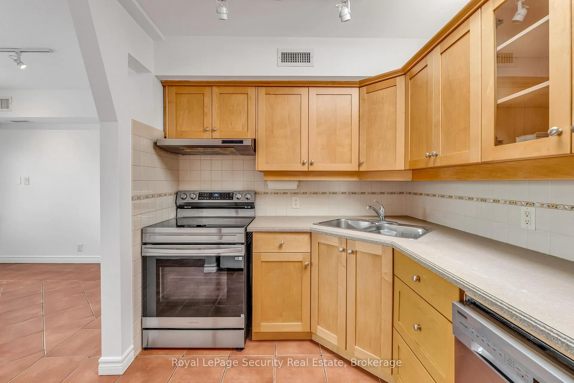Photo 10 of Unit 2nd Floor, 1115 College Street, Toronto, Little Portugal — HOMEH