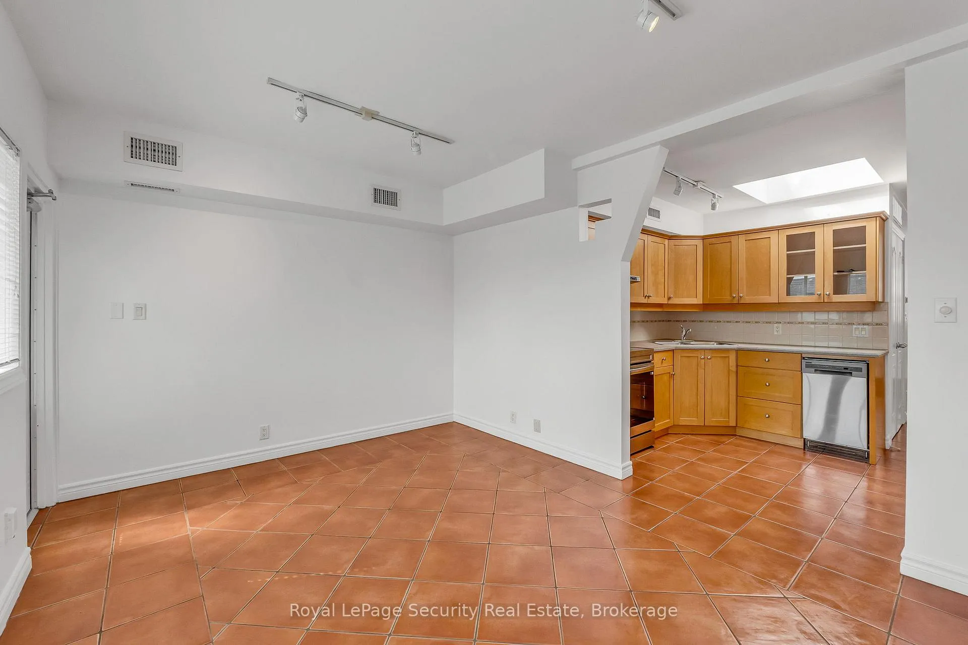 Photo 13 of Unit 2nd Floor, 1115 College Street, Toronto, Little Portugal — HOMEH
