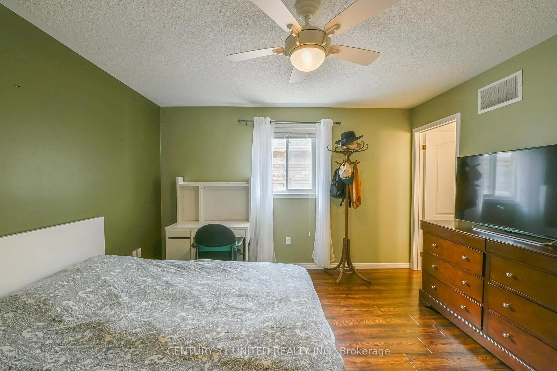 Photo 20 of 833 Bertrand Terrace, Peterborough, Monaghan Ward 2 — HOMEH