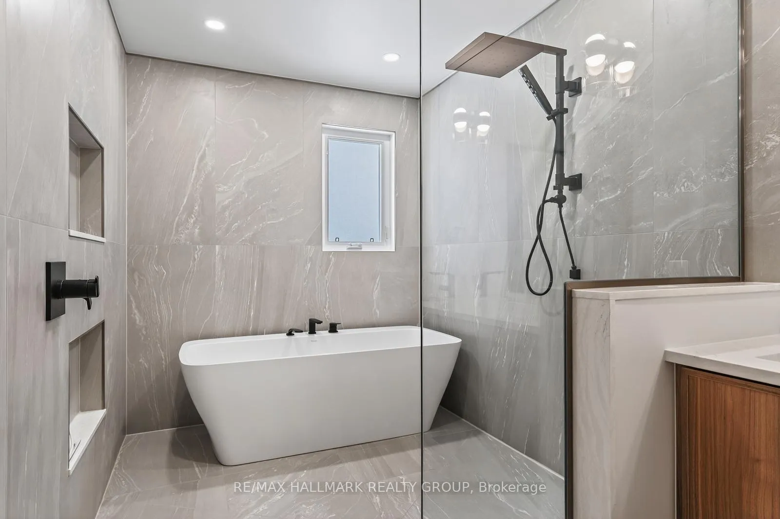 Photo 17 of 1625 Royal Orchard Drive, Ottawa, Cumberland Estates — HOMEH