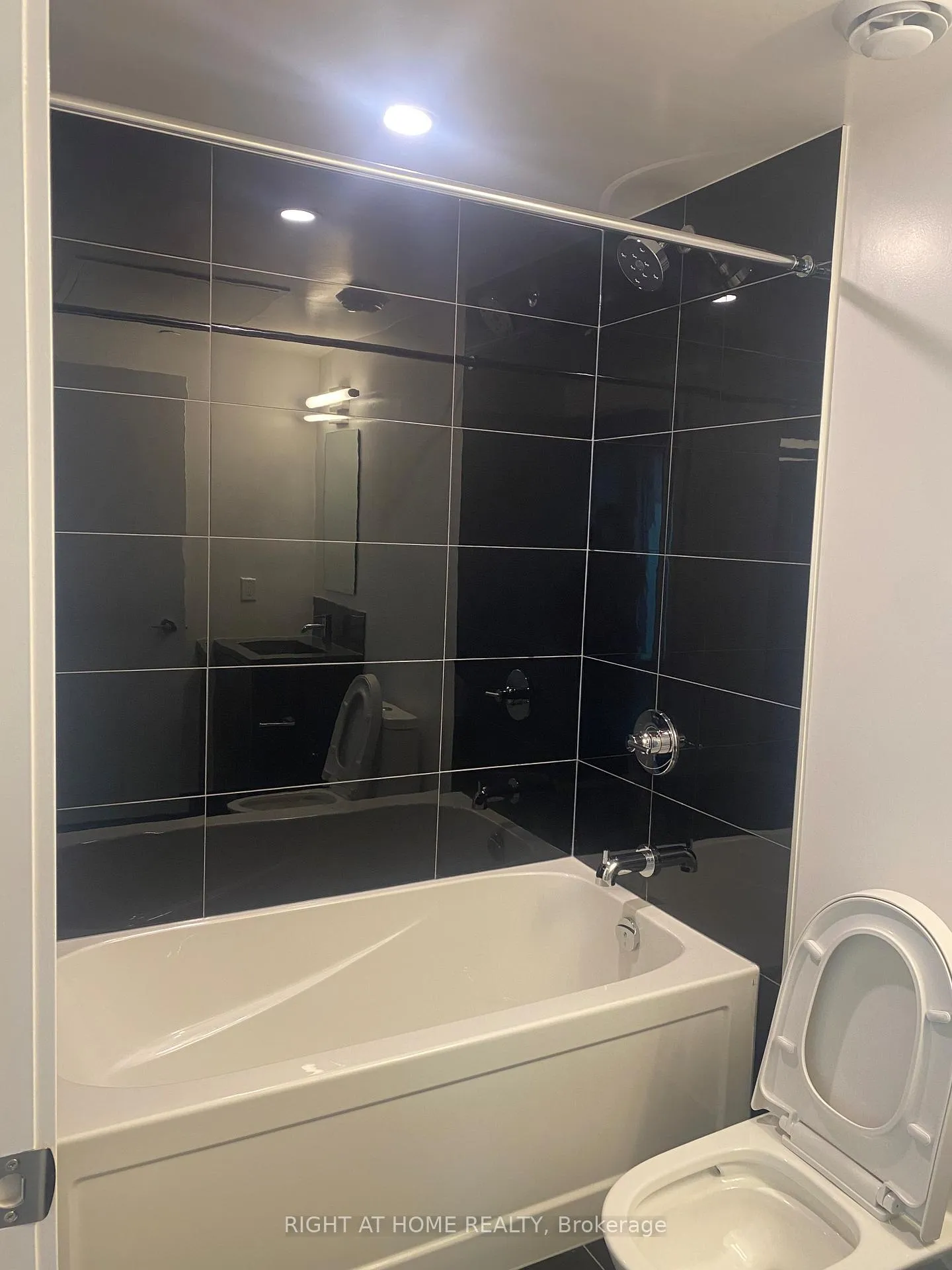 Photo 9 of Unit 3406, 238 Simcoe Street, Toronto, Kensington-Chinatown — HOMEH