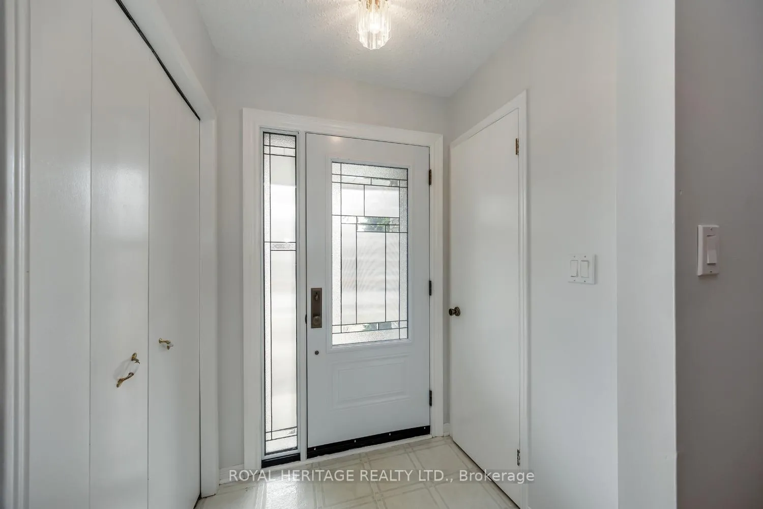 Photo 5 of 830 Castlegrove Avenue, Oshawa, McLaughlin — HOMEH