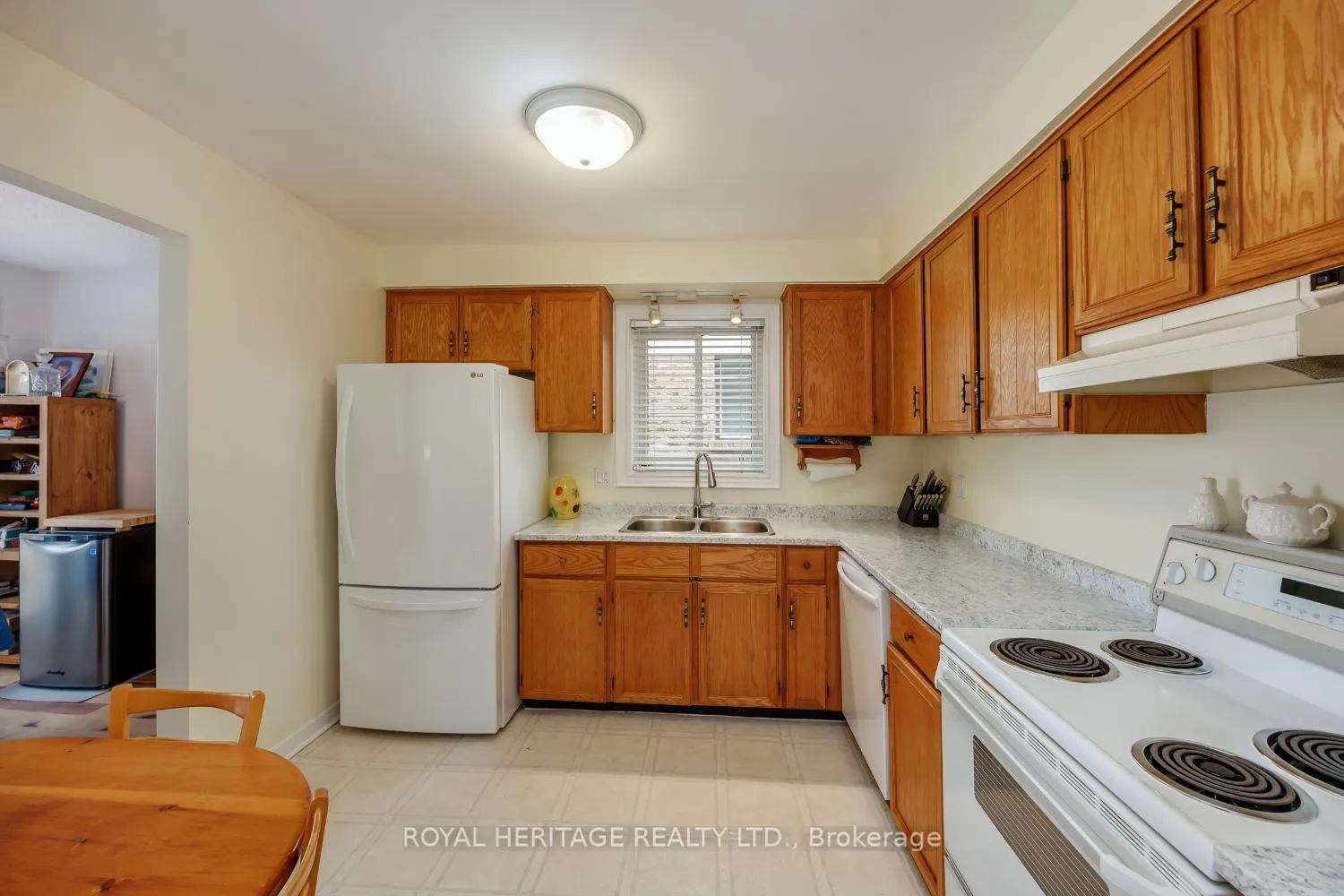 Photo 10 of 830 Castlegrove Avenue, Oshawa, McLaughlin — HOMEH