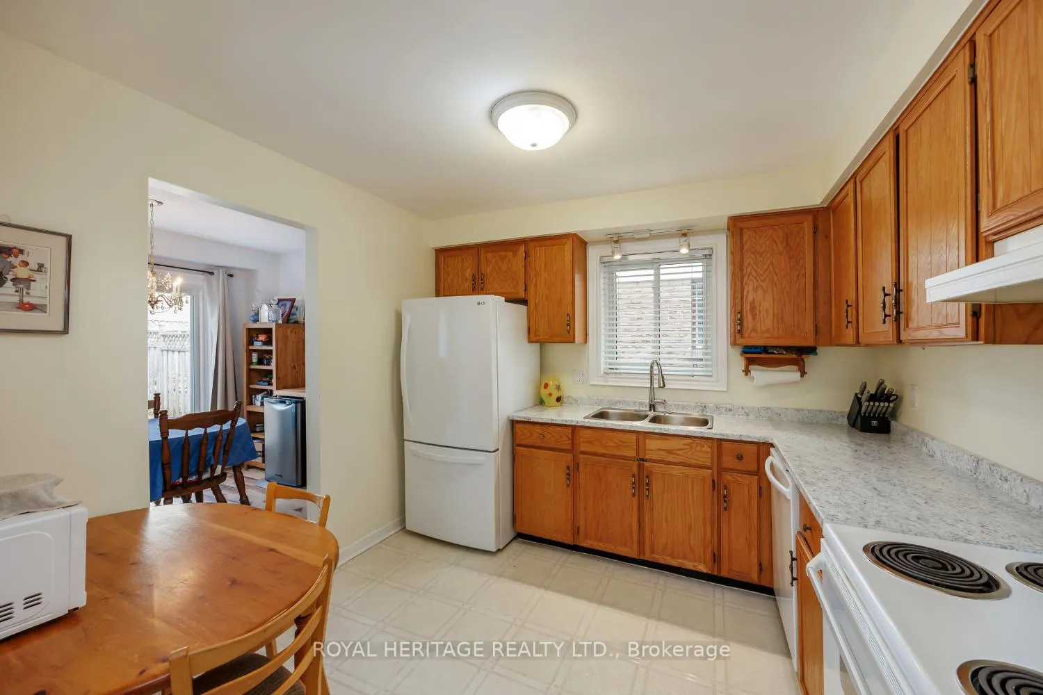 Photo 11 of 830 Castlegrove Avenue, Oshawa, McLaughlin — HOMEH