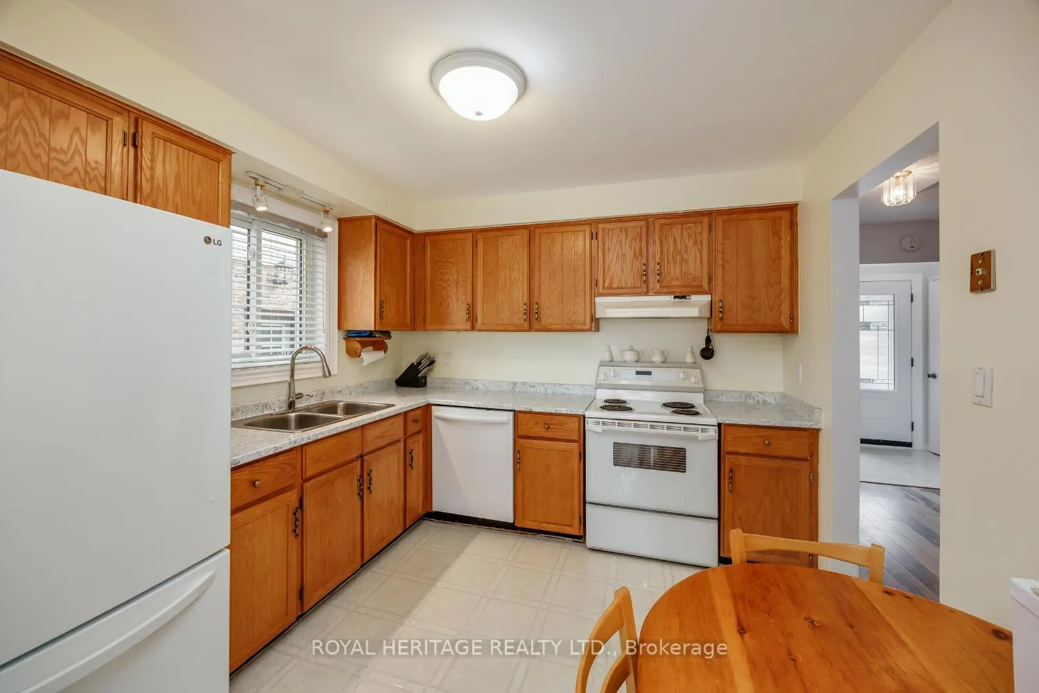 Photo 12 of 830 Castlegrove Avenue, Oshawa, McLaughlin — HOMEH