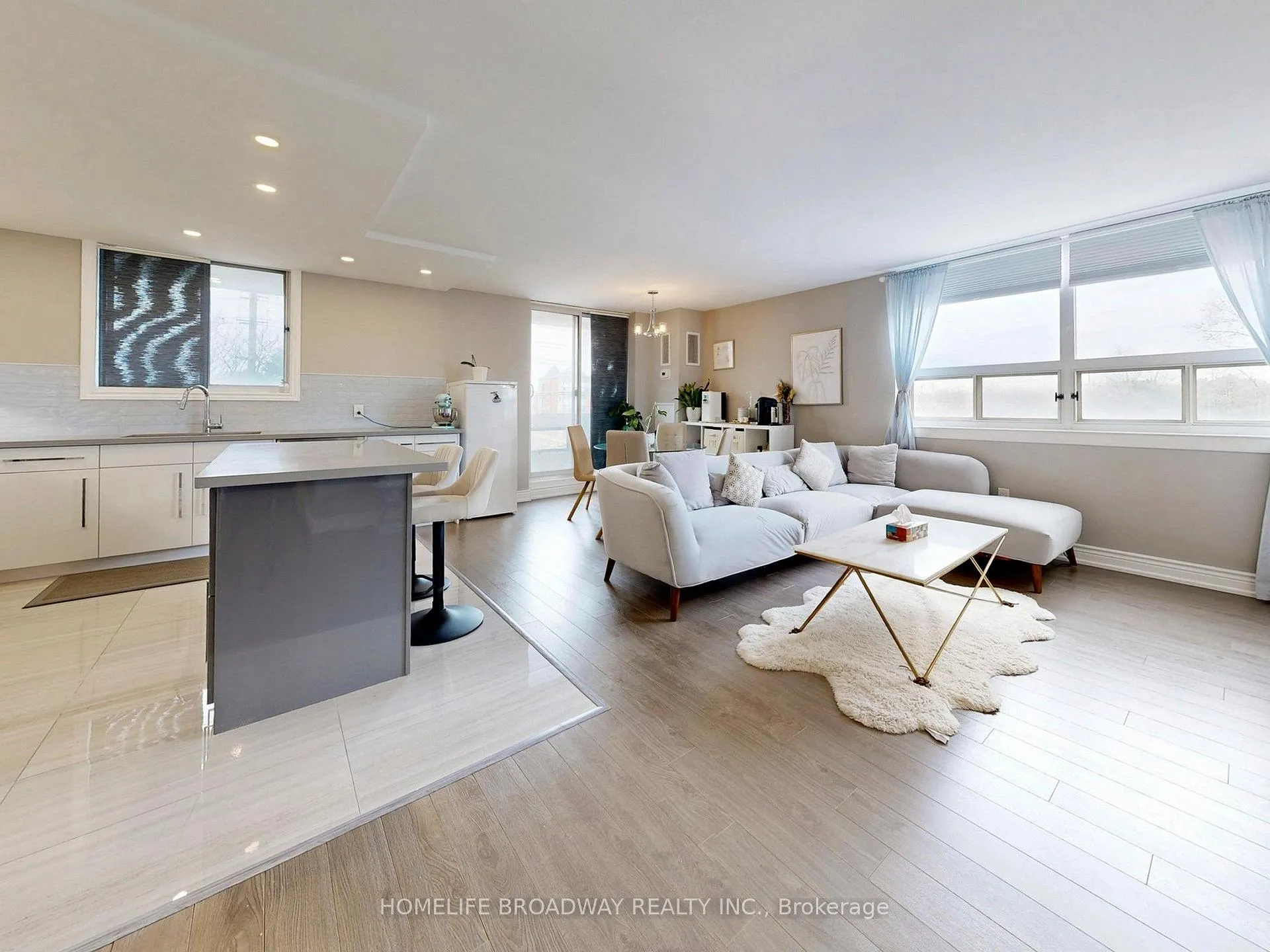Photo 7 of Unit 504, 7451 Yonge Street, Markham, Thornhill — HOMEH