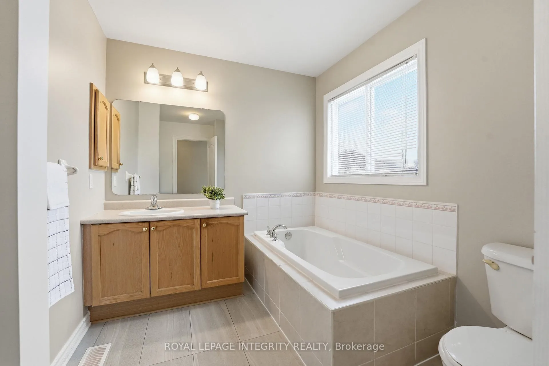 Photo 26 of 260 Deerfox Drive, Ottawa, Barrhaven - Longfields — HOMEH