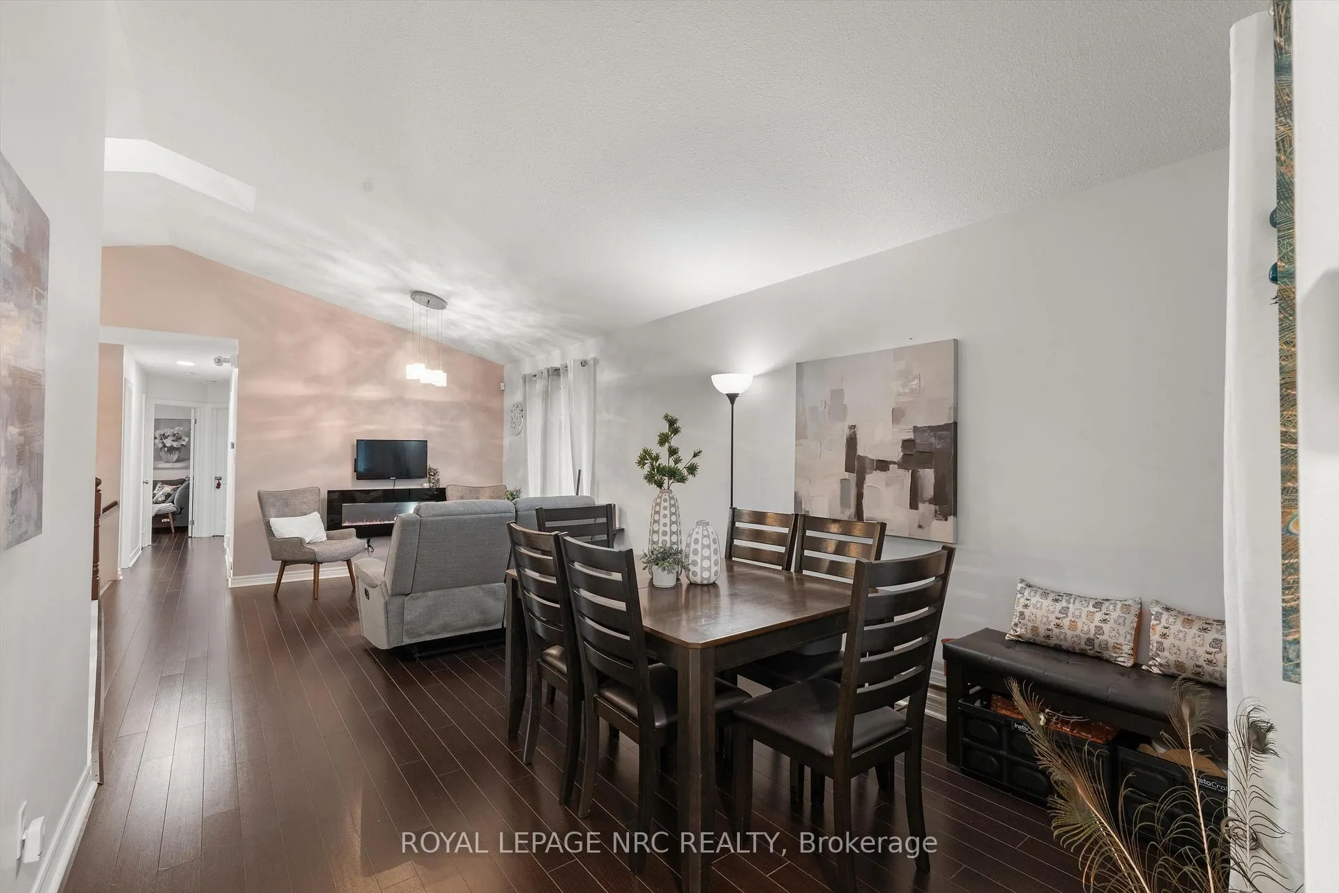Photo 4 of Unit B, 393 Glendale Avenue, St. Catharines, Secord Woods — HOMEH