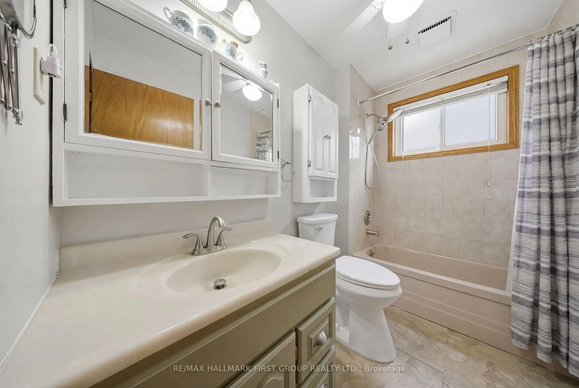 Photo 10 of 17 Brock Street, Ajax, Central — HOMEH