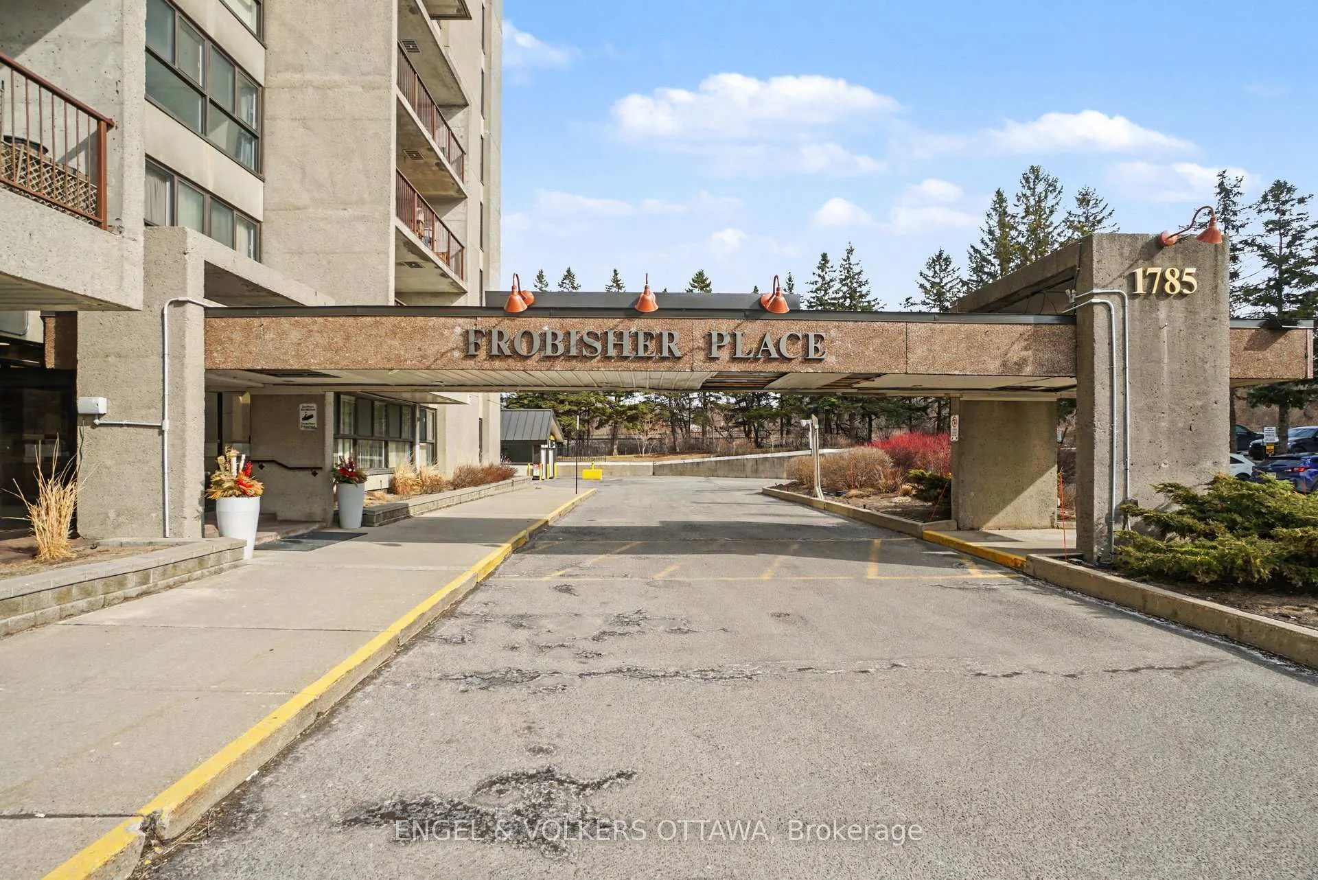 Photo 3 of Unit 404, 1785 Frobisher Lane, Ottawa, Riverview Park — HOMEH