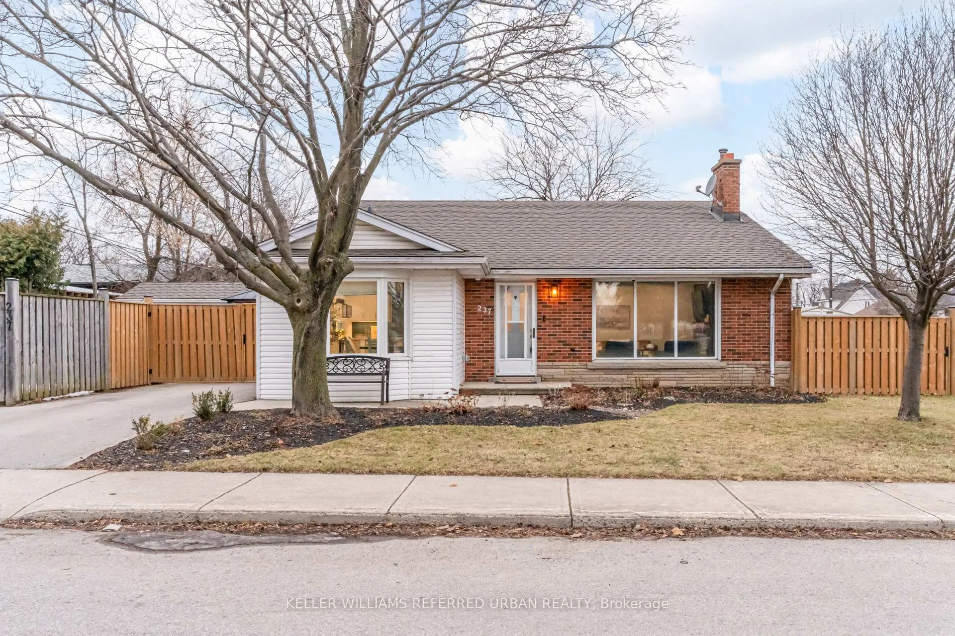 Photo 2 of 237 Hoover Crescent, Hamilton, Balfour — HOMEH