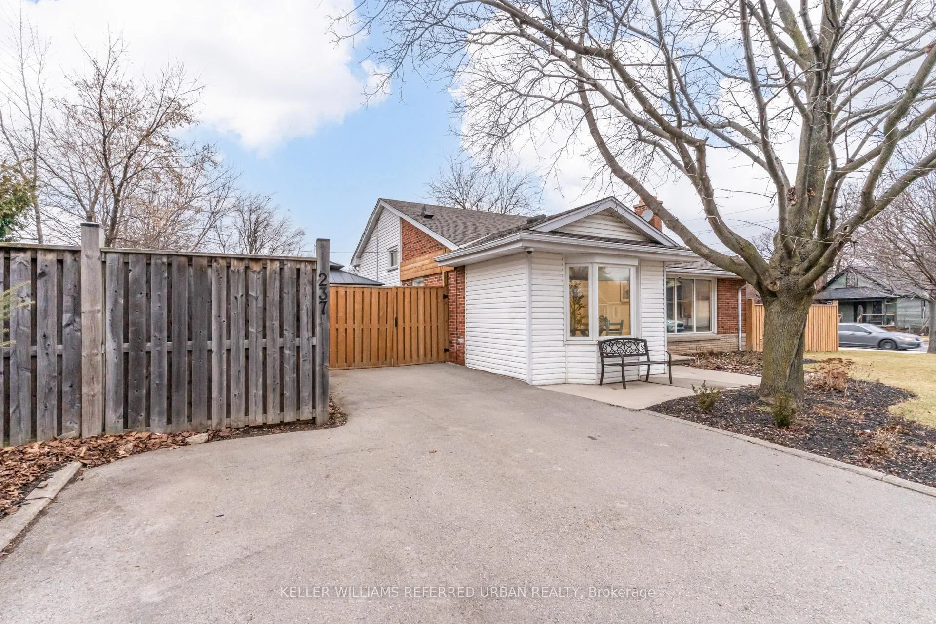 Photo 3 of 237 Hoover Crescent, Hamilton, Balfour — HOMEH