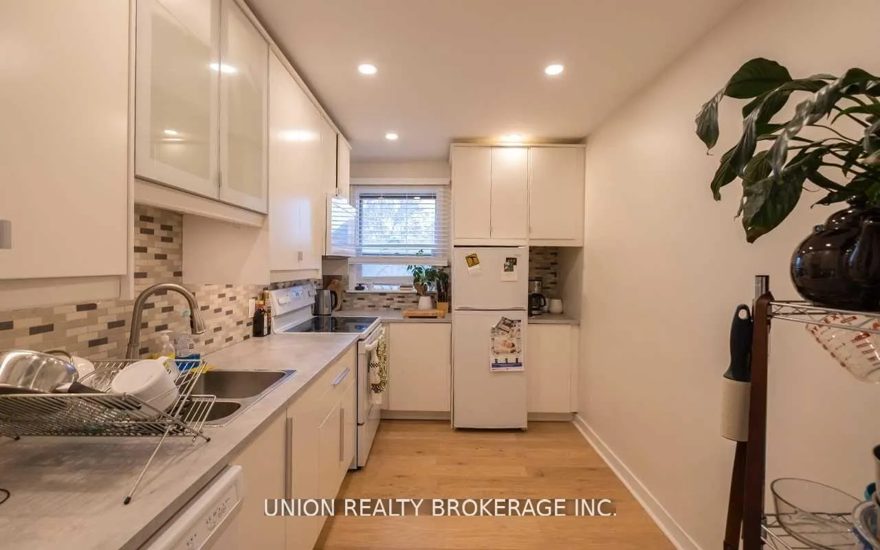 Photo 6 of Unit Upper, 71 Kenilworth Avenue, Toronto, The Beaches — HOMEH