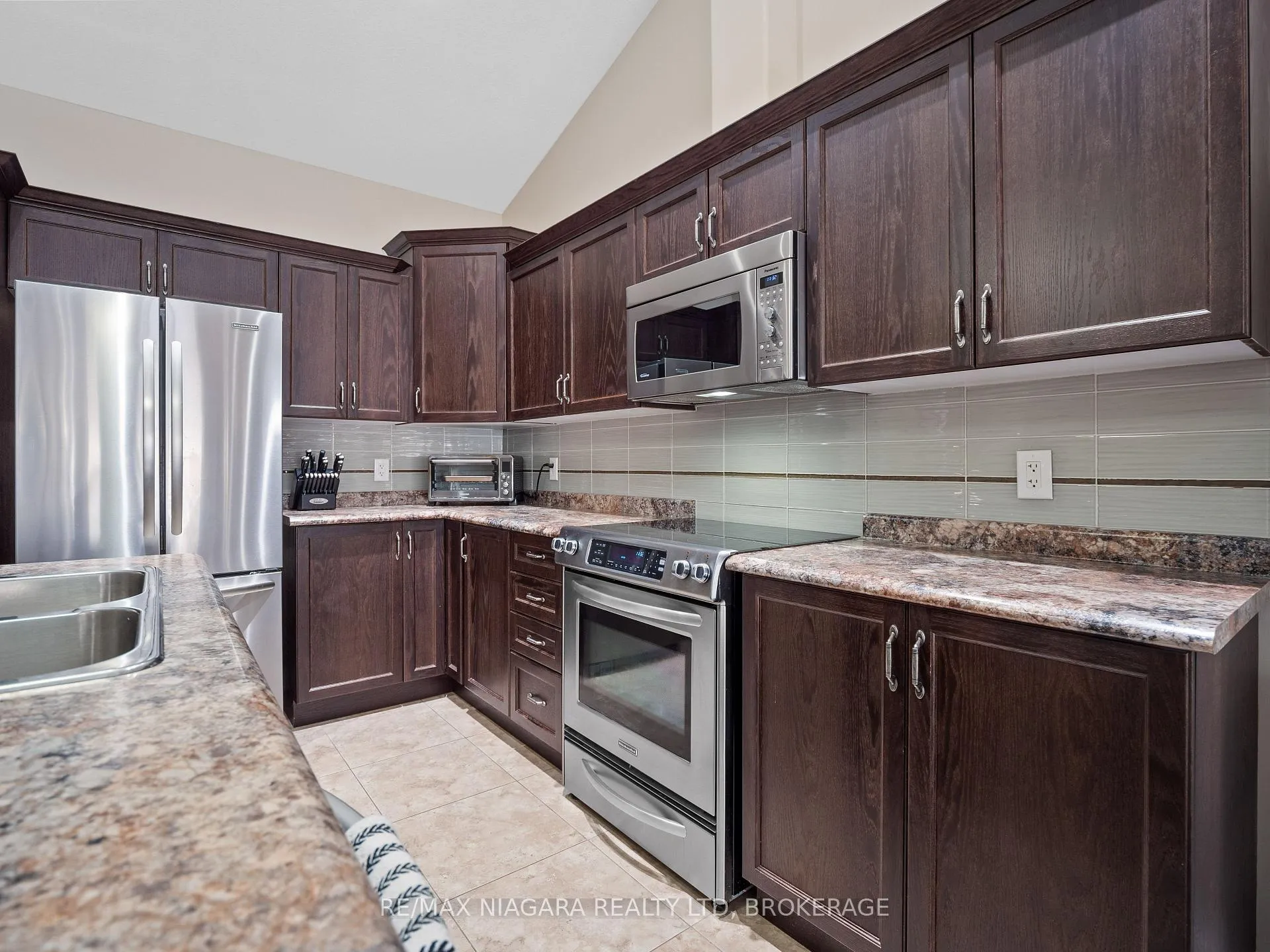 Photo 10 of Unit 4, 9440 Eagle Ridge Drive, Niagara Falls, Forestview — HOMEH