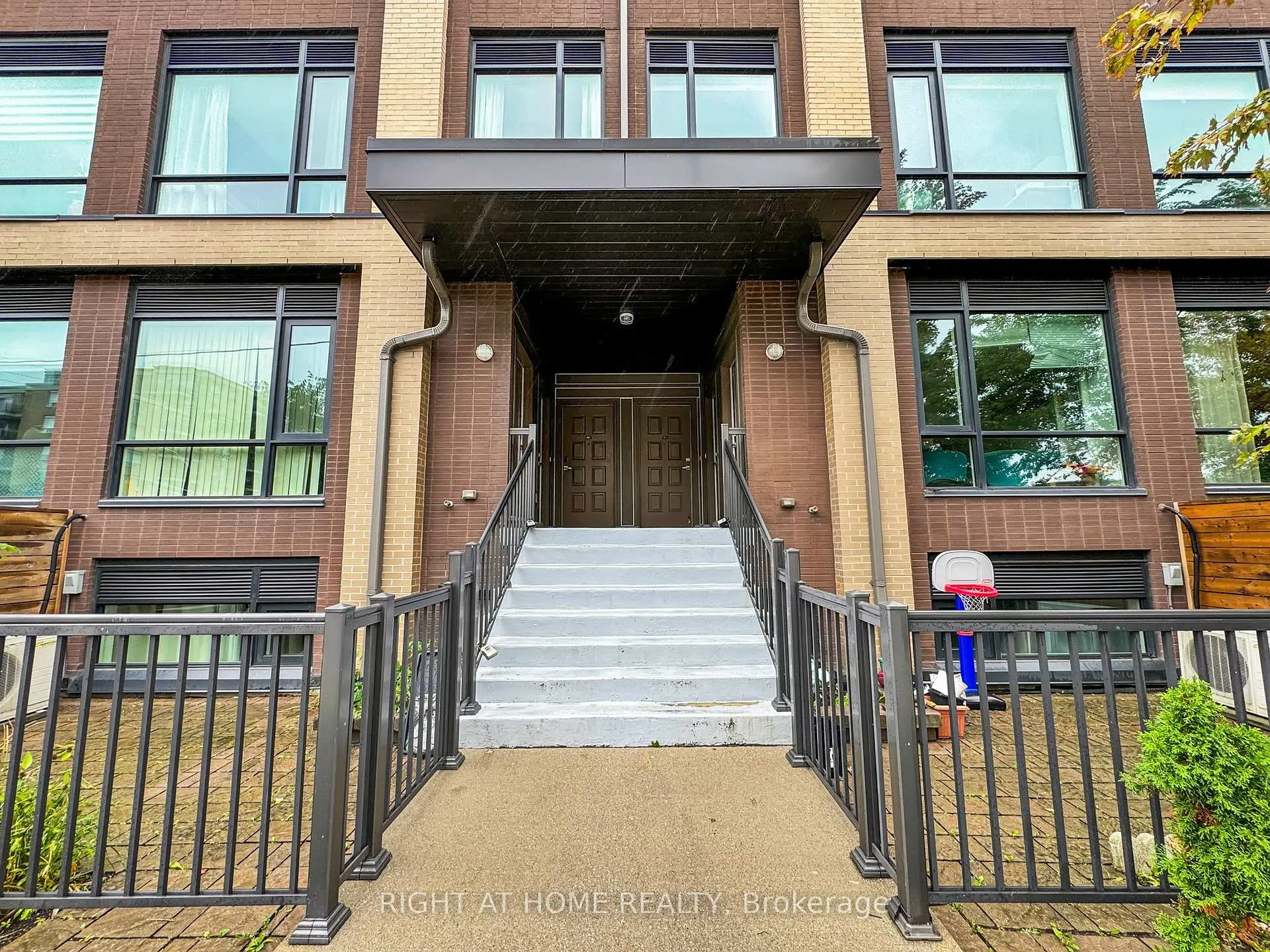 Front of Unit 312, 639 Lawrence Avenue W