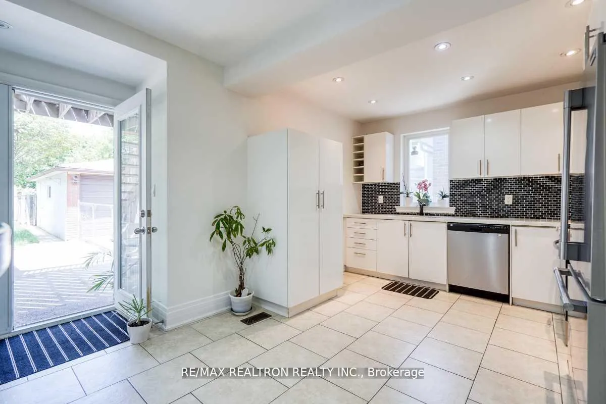 Photo 15 of 44 Jesmond Avenue N, Toronto, Oakwood Village — HOMEH