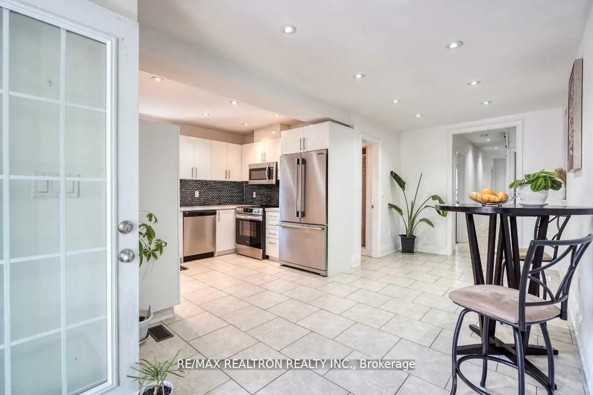 Photo 18 of 44 Jesmond Avenue N, Toronto, Oakwood Village — HOMEH