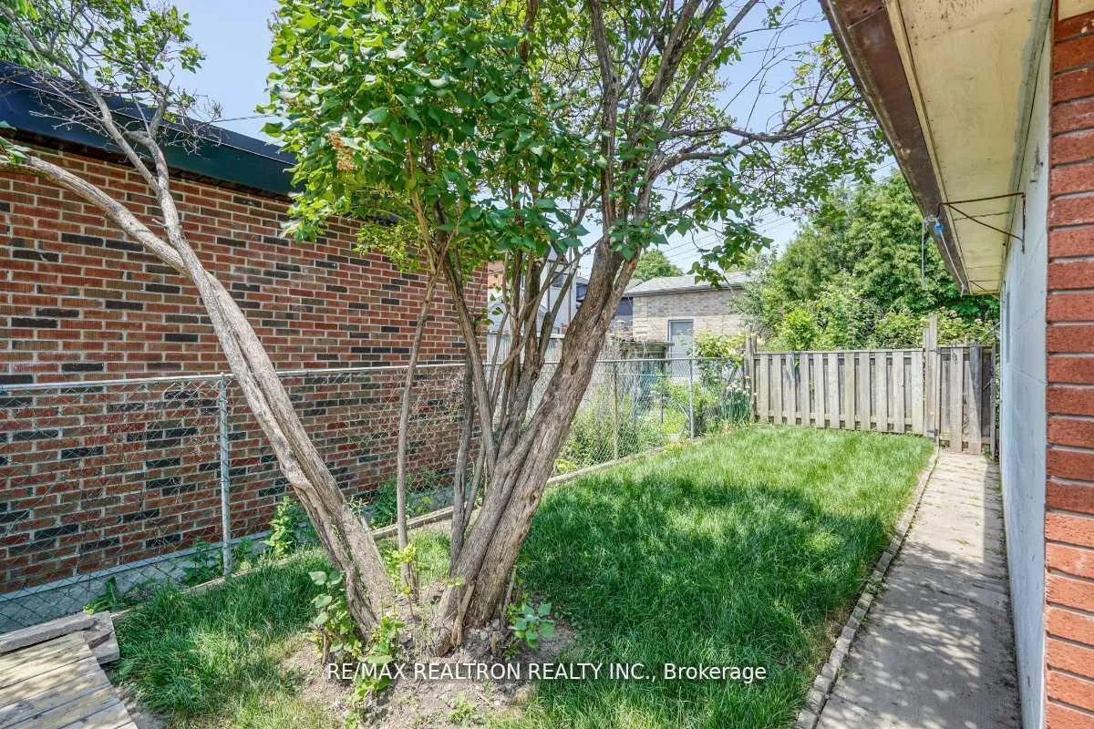 Photo 37 of 44 Jesmond Avenue N, Toronto, Oakwood Village — HOMEH