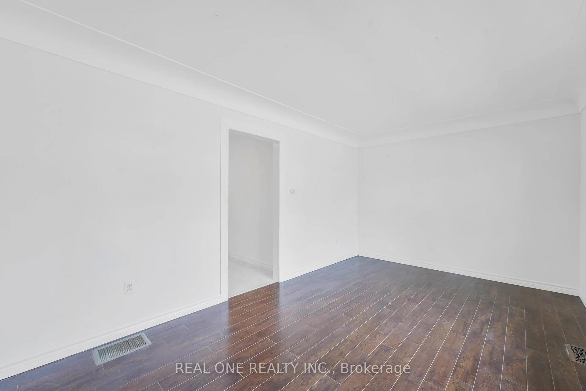 Photo 3 of Unit Upper, 22 Halam Avenue, Hamilton, Burkholme — HOMEH