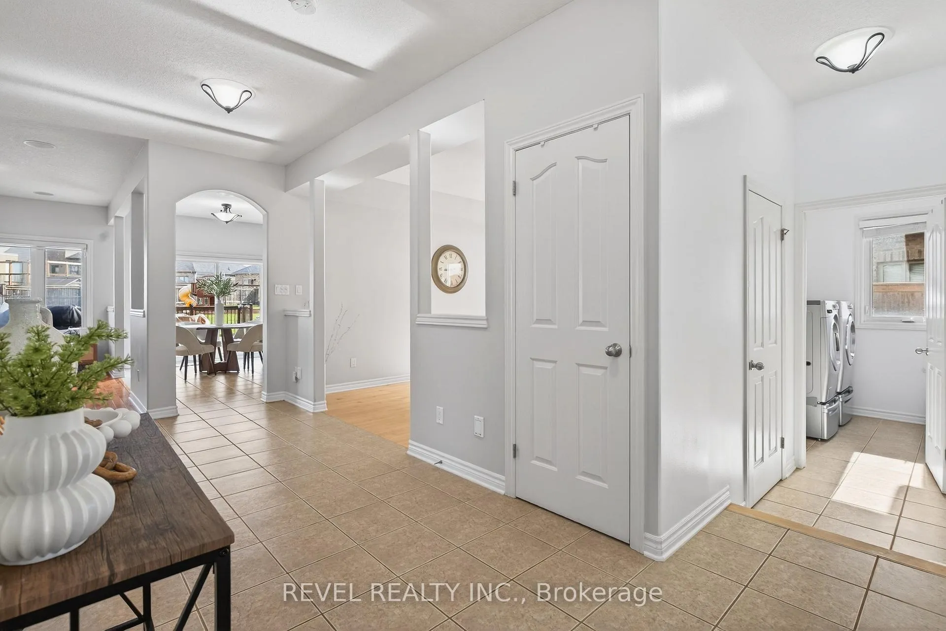 Photo 4 of 3190 Pincombe Drive, London, South W — HOMEH