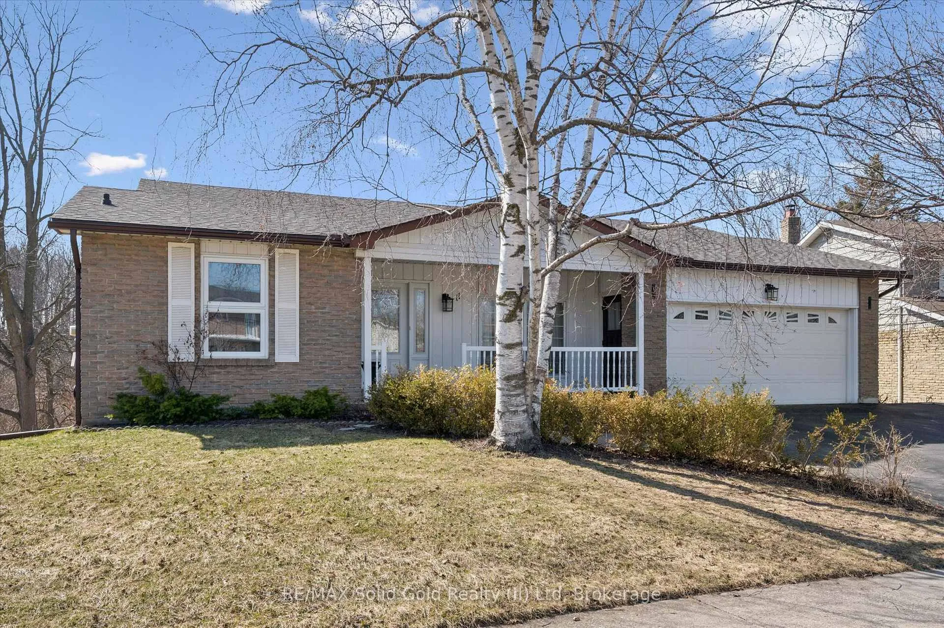 Photo 2 of 11 Blue Spruce Court, Kitchener — HOMEH