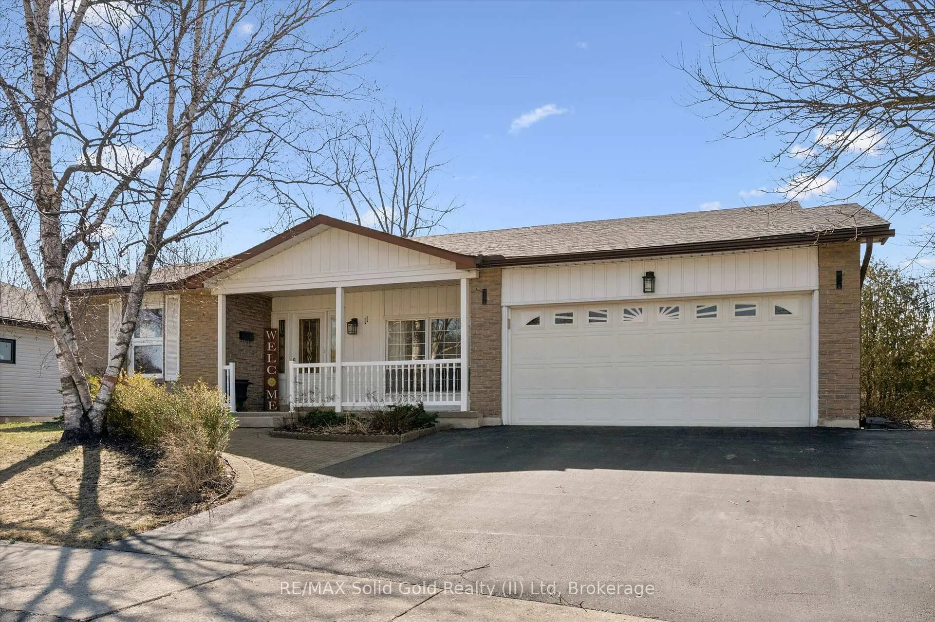 Photo 3 of 11 Blue Spruce Court, Kitchener — HOMEH