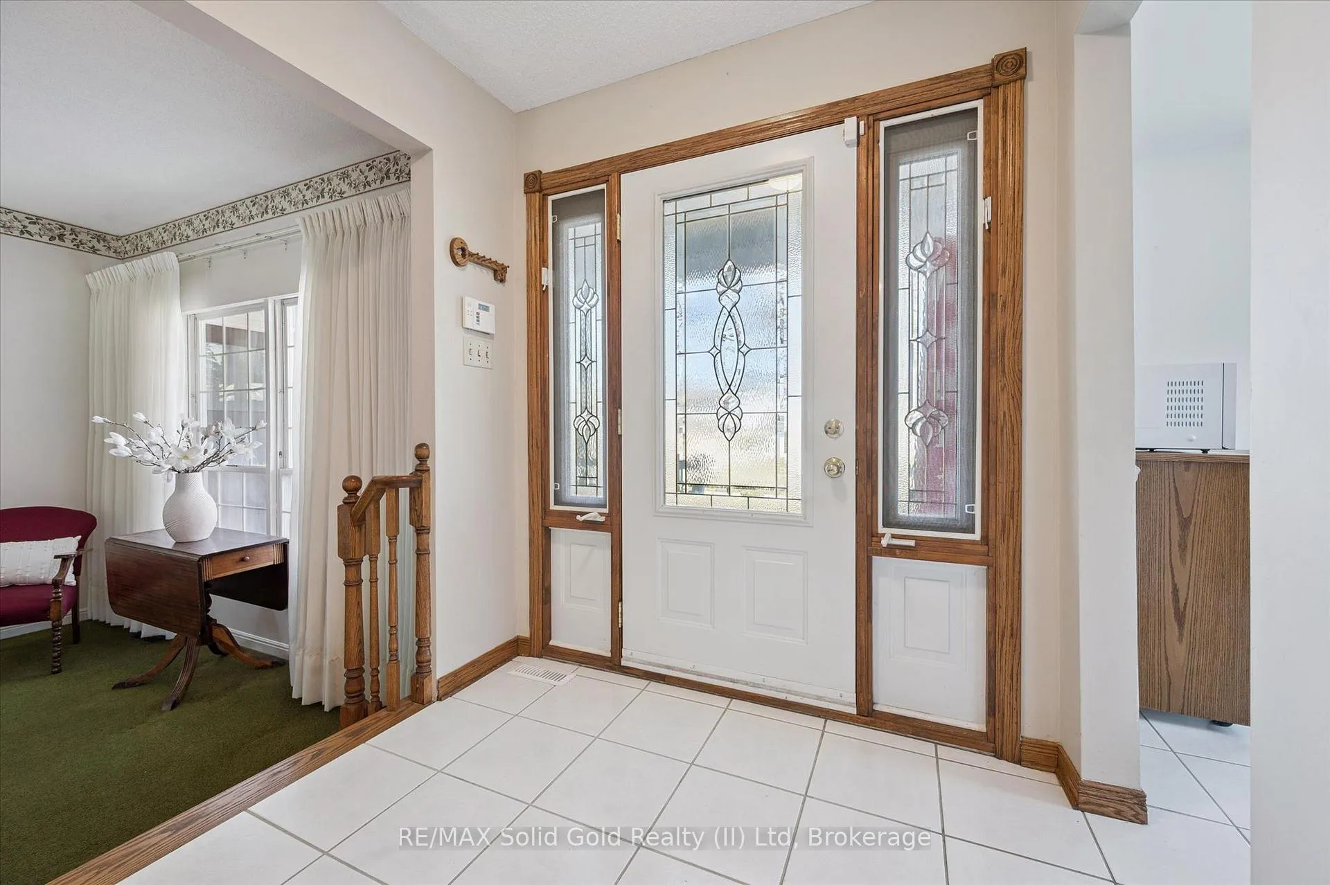 Photo 5 of 11 Blue Spruce Court, Kitchener — HOMEH