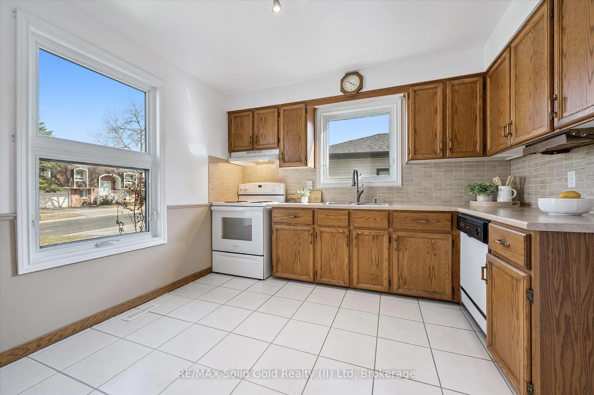 Photo 9 of 11 Blue Spruce Court, Kitchener — HOMEH