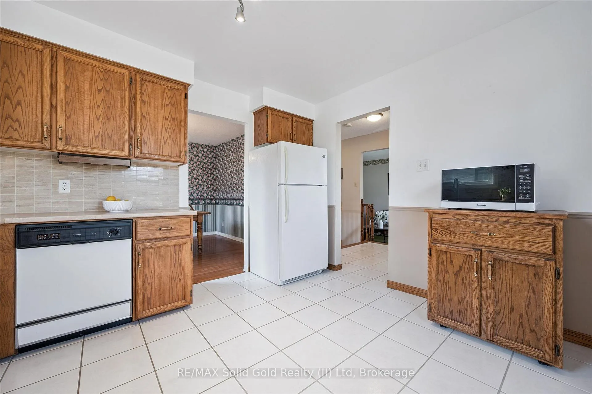 Photo 10 of 11 Blue Spruce Court, Kitchener — HOMEH