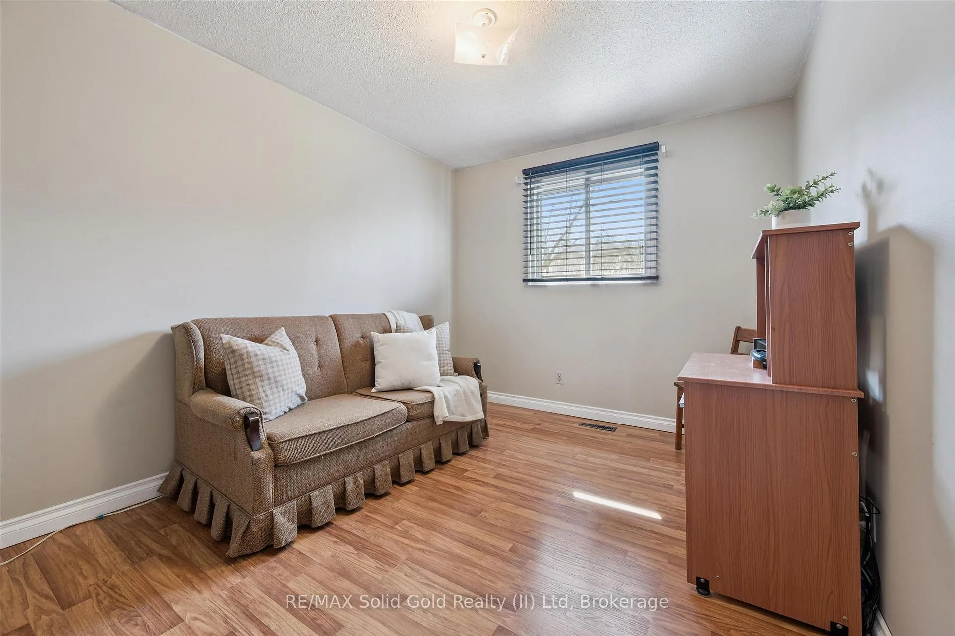 Photo 14 of 11 Blue Spruce Court, Kitchener — HOMEH