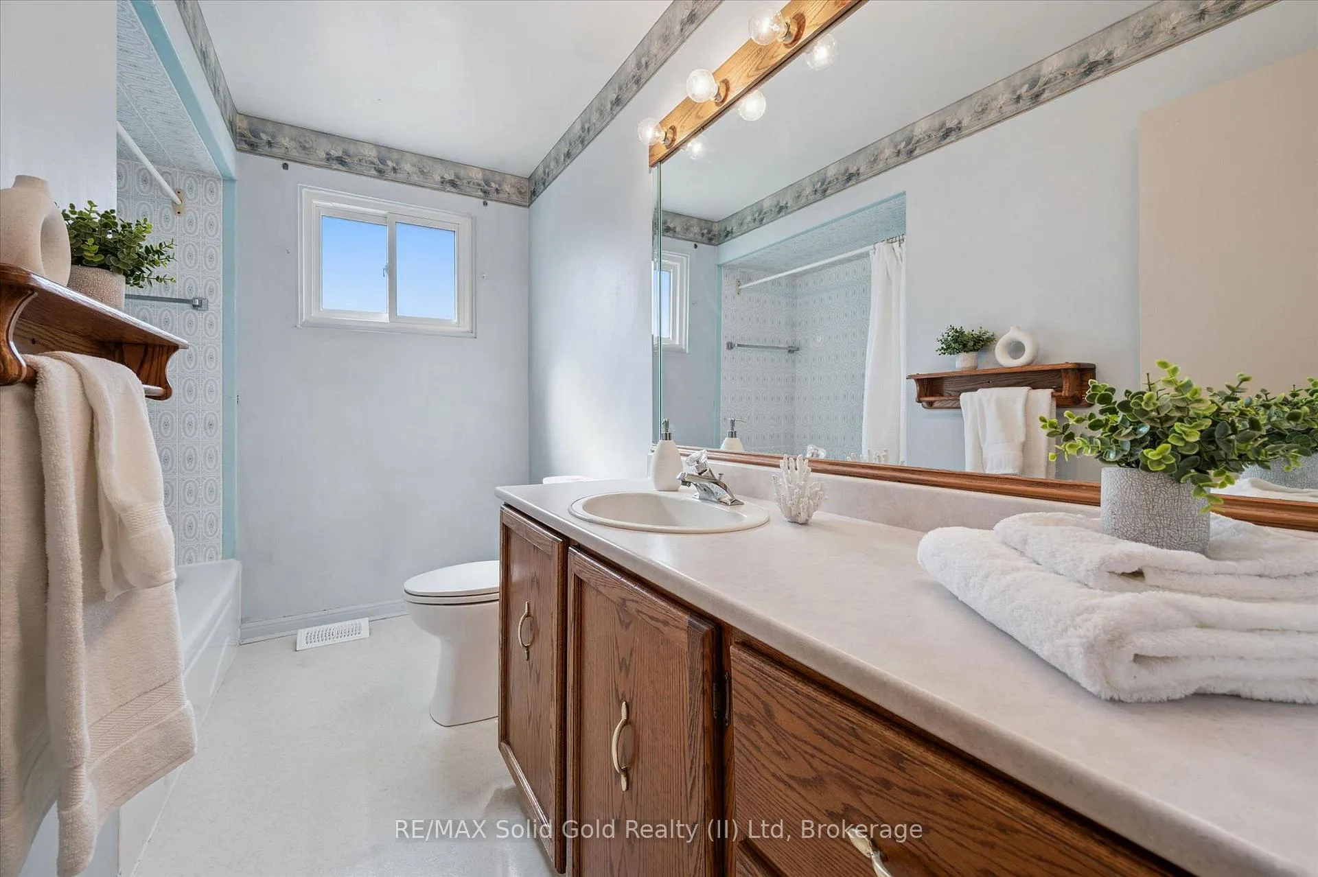 Photo 18 of 11 Blue Spruce Court, Kitchener — HOMEH