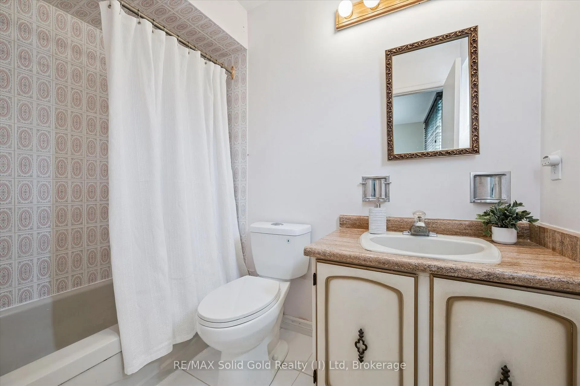 Photo 22 of 11 Blue Spruce Court, Kitchener — HOMEH