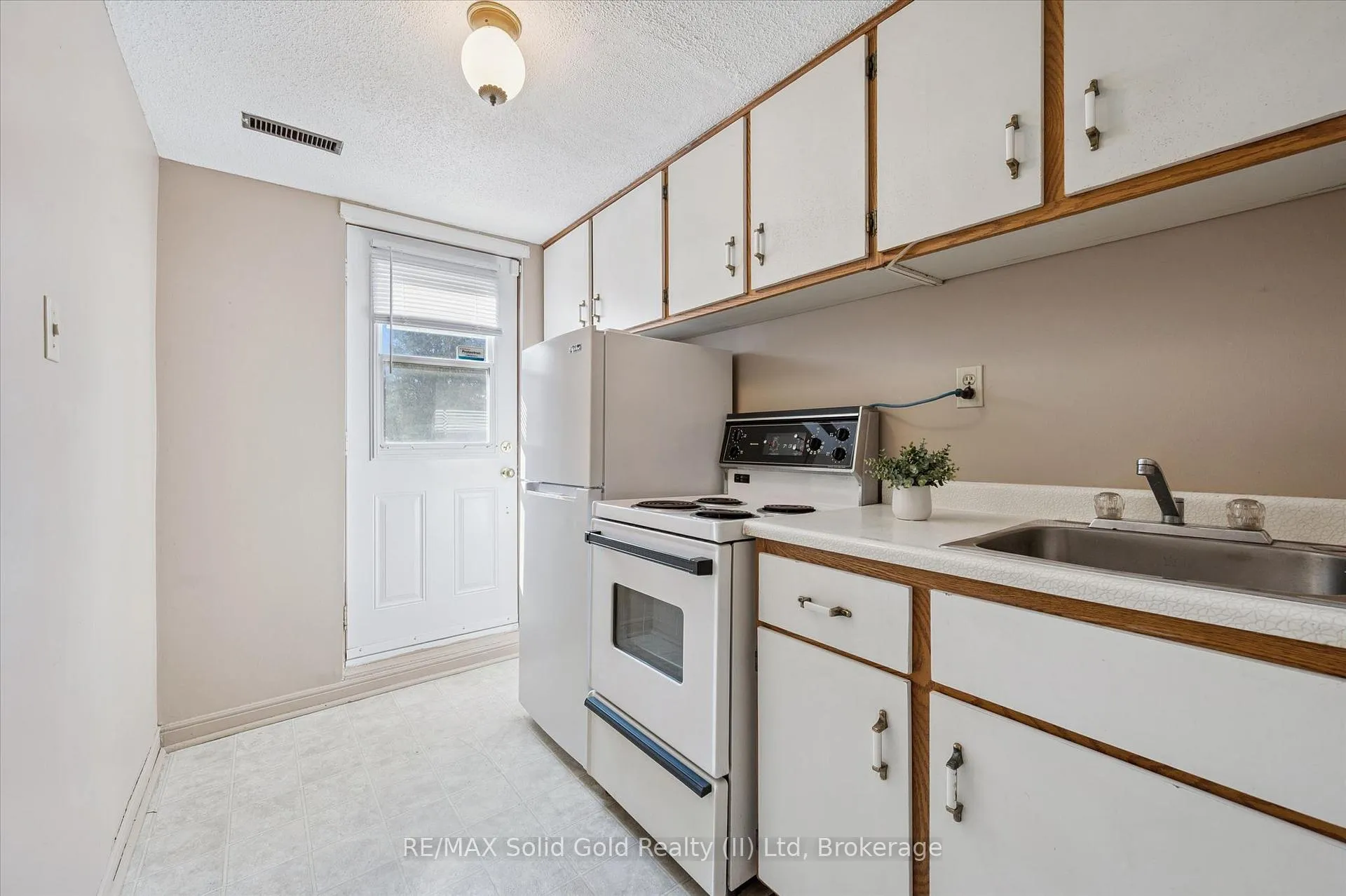 Photo 26 of 11 Blue Spruce Court, Kitchener — HOMEH
