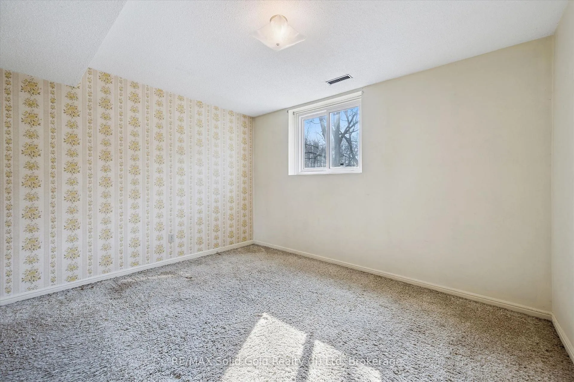 Photo 27 of 11 Blue Spruce Court, Kitchener — HOMEH