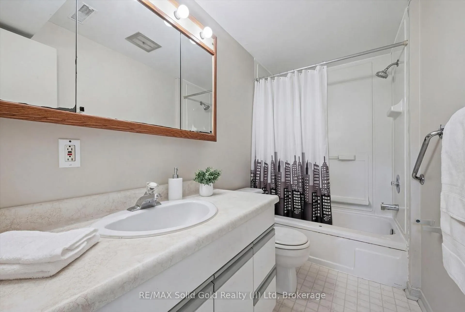 Photo 29 of 11 Blue Spruce Court, Kitchener — HOMEH