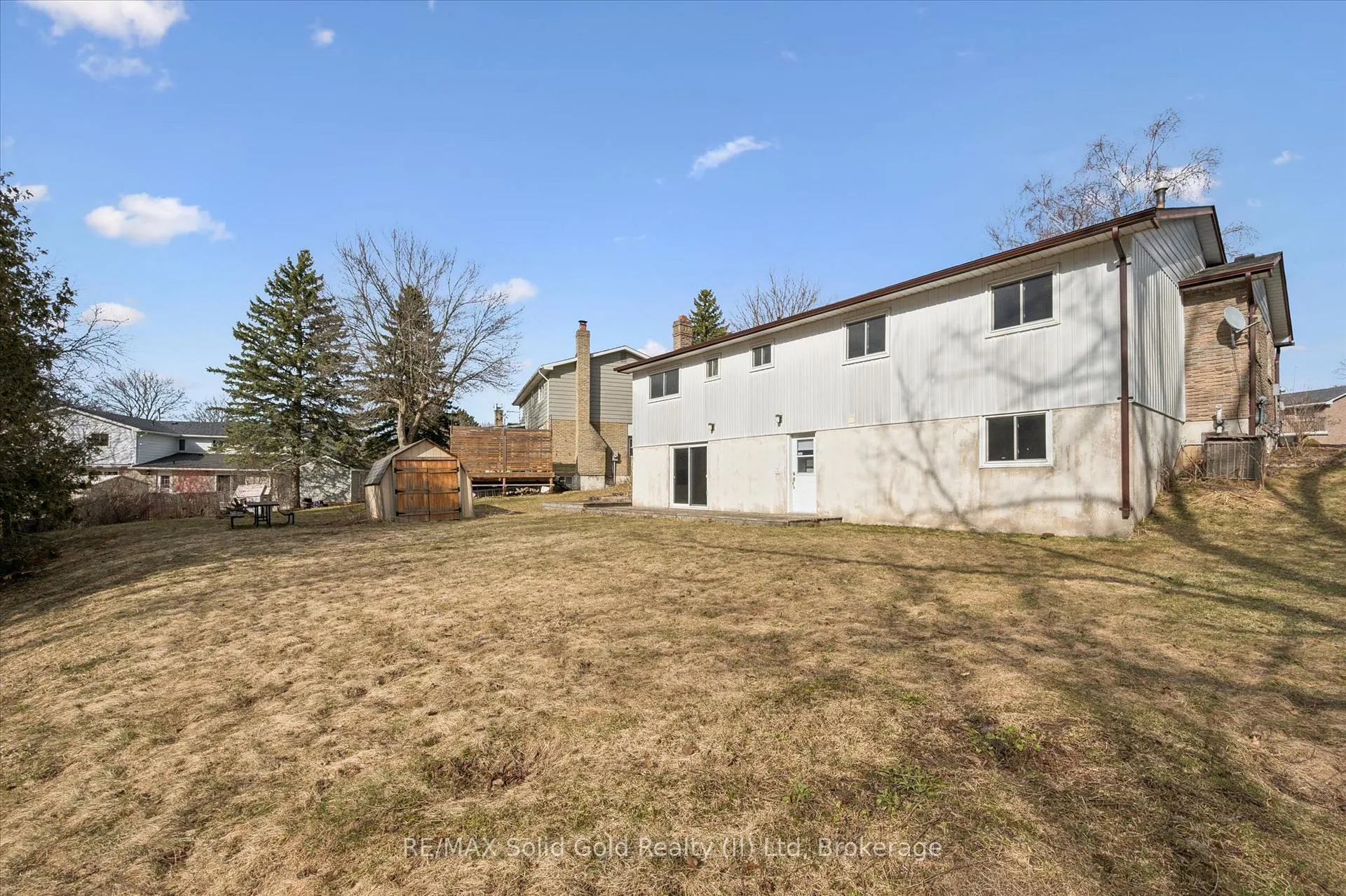 Photo 32 of 11 Blue Spruce Court, Kitchener — HOMEH