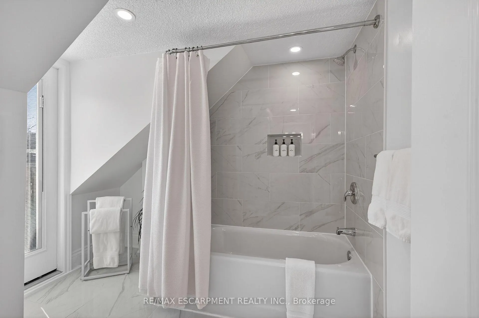 Photo 12 of 33 Homewood Avenue, Hamilton, Kirkendall — HOMEH