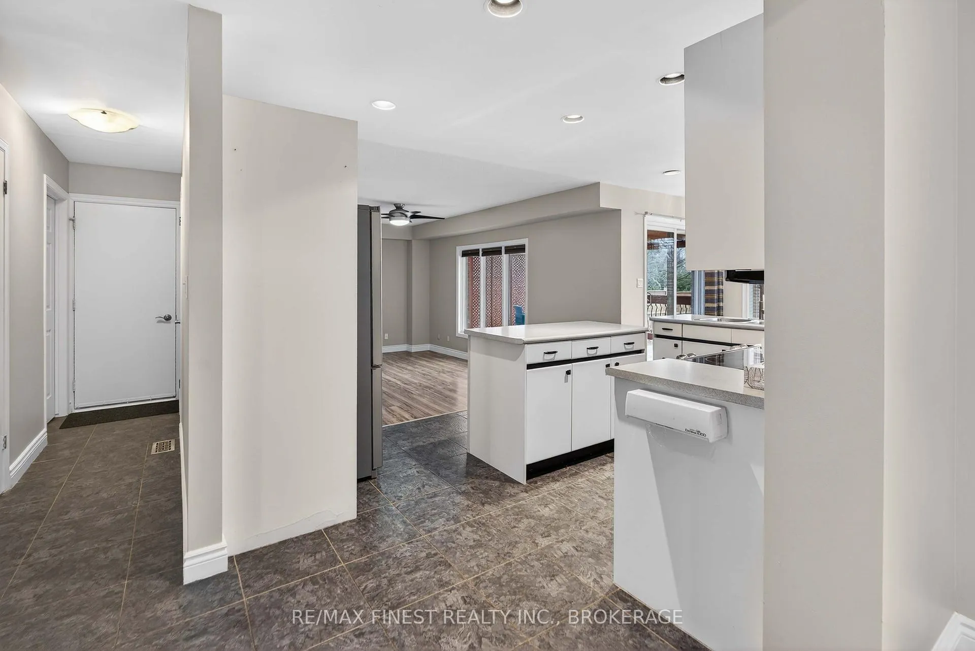 Photo 6 of 34 Loradean Crescent, Kingston, Kingston East (Incl Barret Crt) — HOMEH