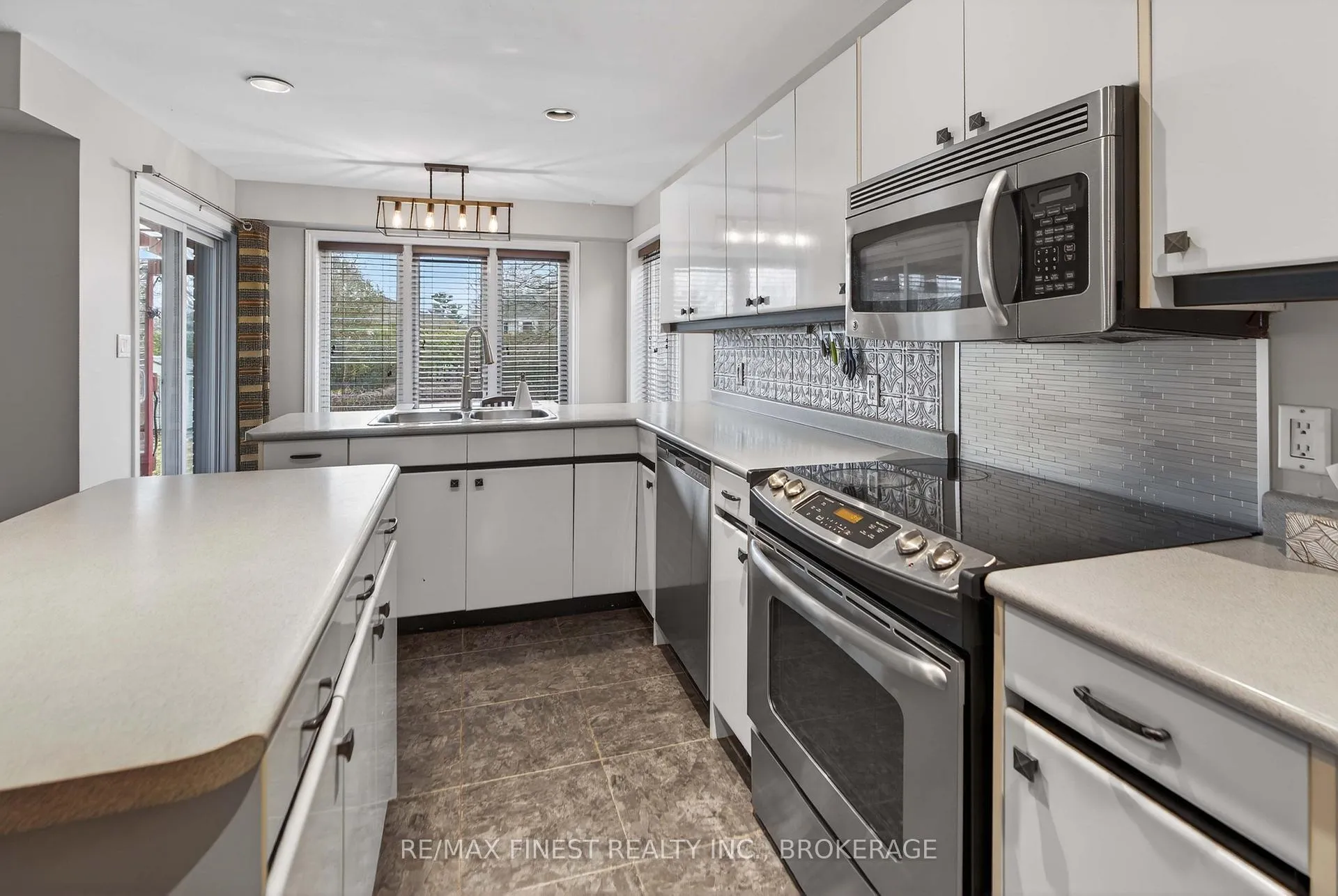 Photo 8 of 34 Loradean Crescent, Kingston, Kingston East (Incl Barret Crt) — HOMEH