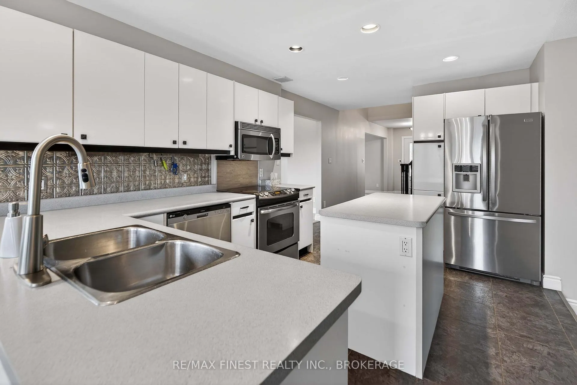 Photo 10 of 34 Loradean Crescent, Kingston, Kingston East (Incl Barret Crt) — HOMEH