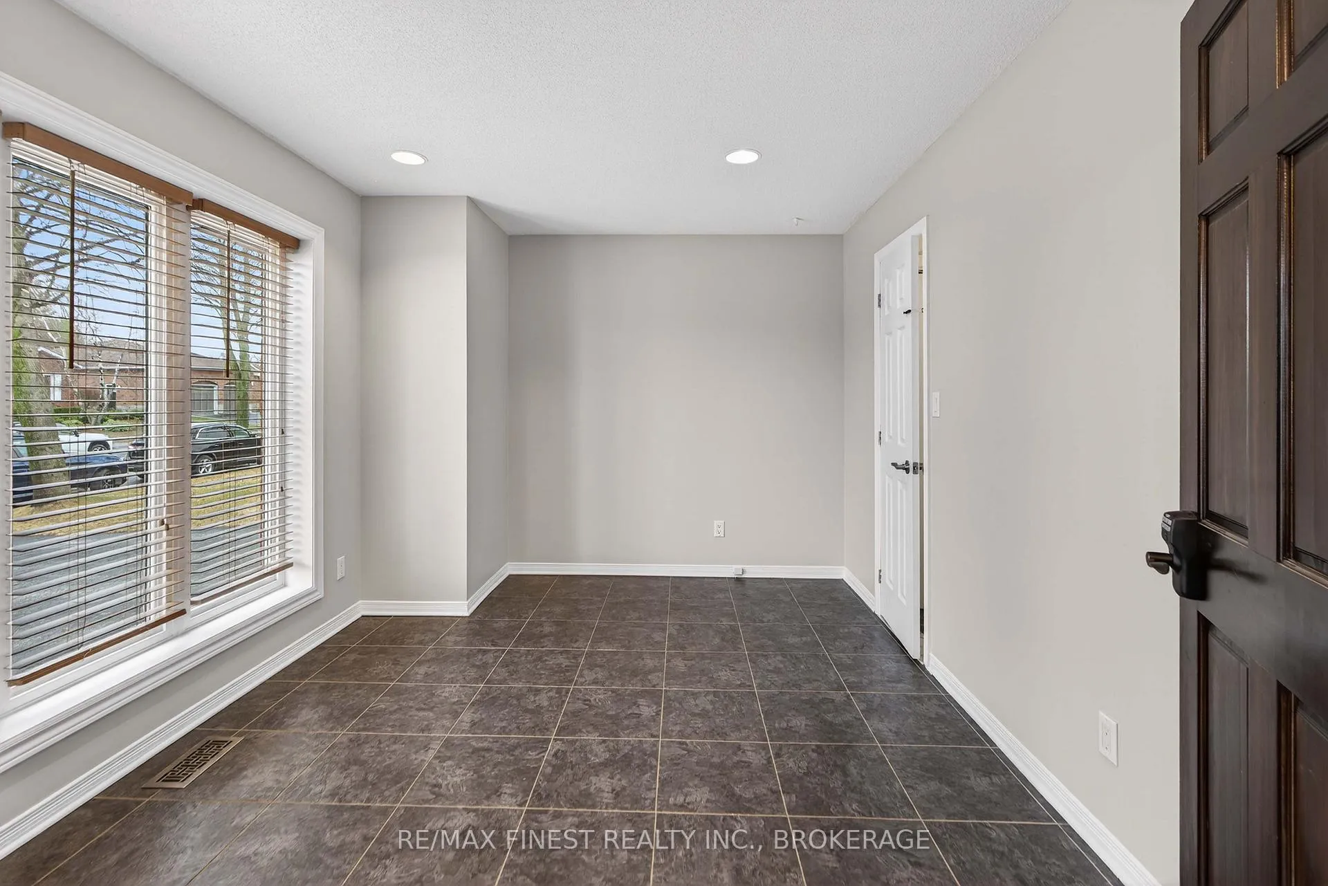 Photo 17 of 34 Loradean Crescent, Kingston, Kingston East (Incl Barret Crt) — HOMEH