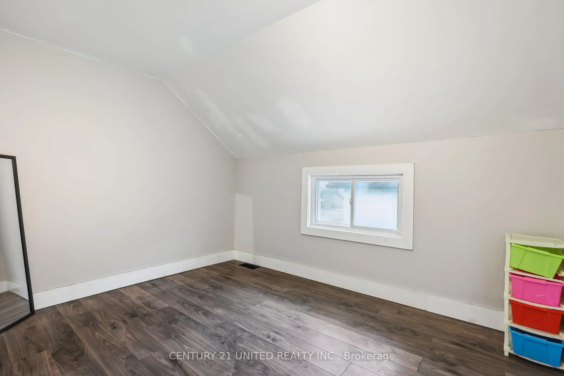 Photo 8 of Unit Unit 2, 19 Seneca Street, St. Catharines, E. Chester — HOMEH