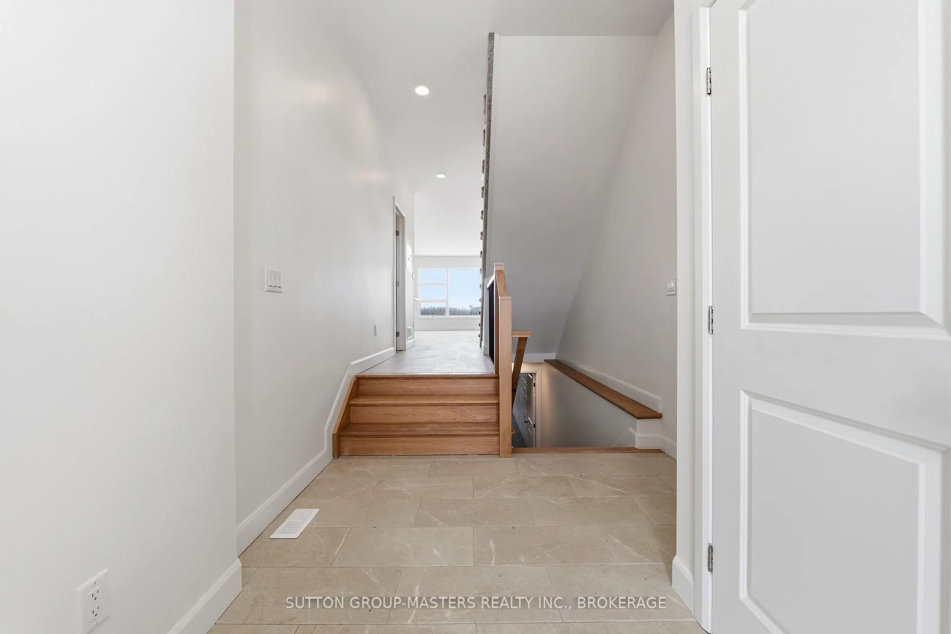 Photo 2 of 255 Pratt Drive, Loyalist, Amherstview — HOMEH