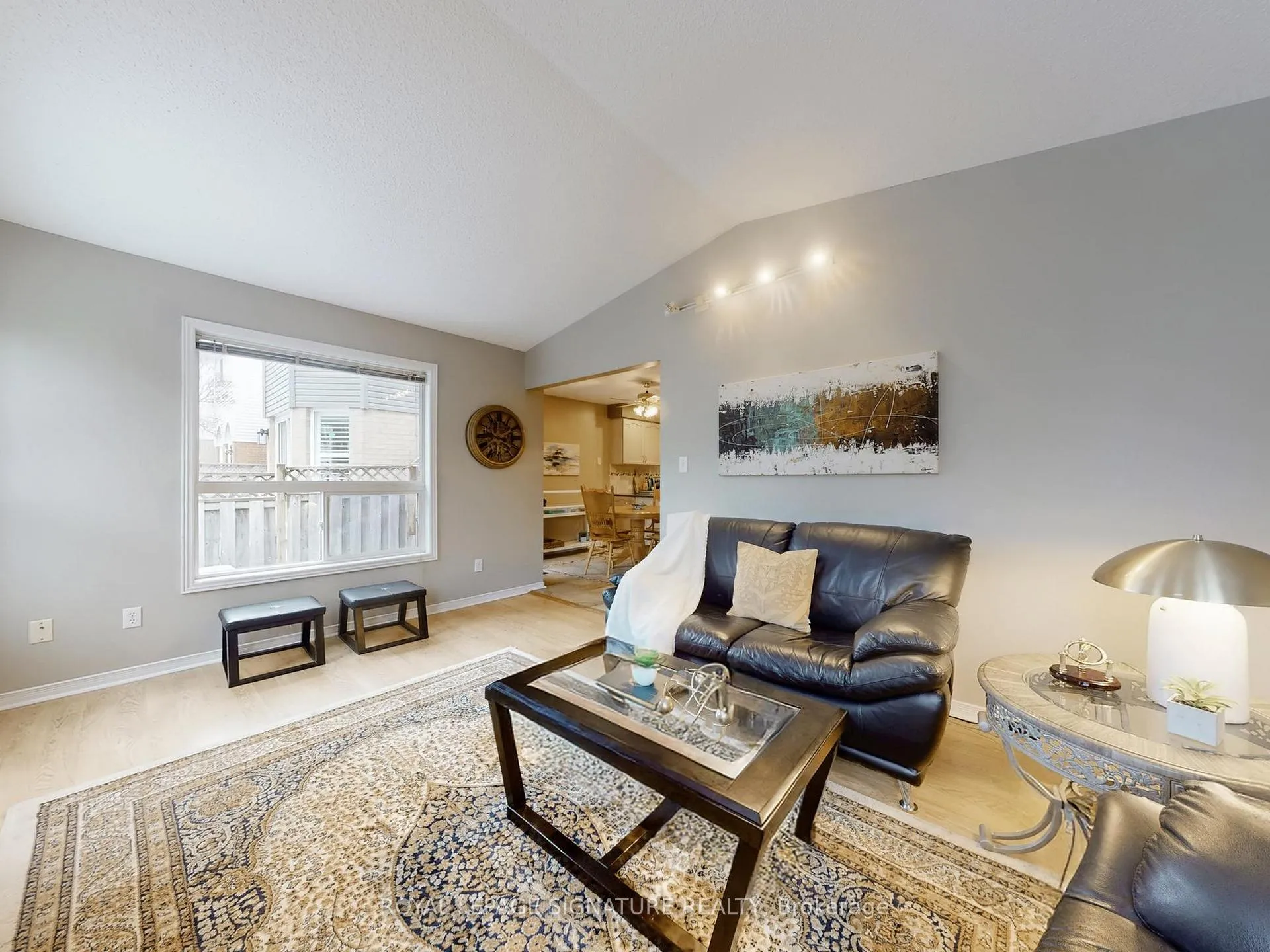 Photo 9 of 1070 Summitview Crescent, Oshawa, Pinecrest — HOMEH