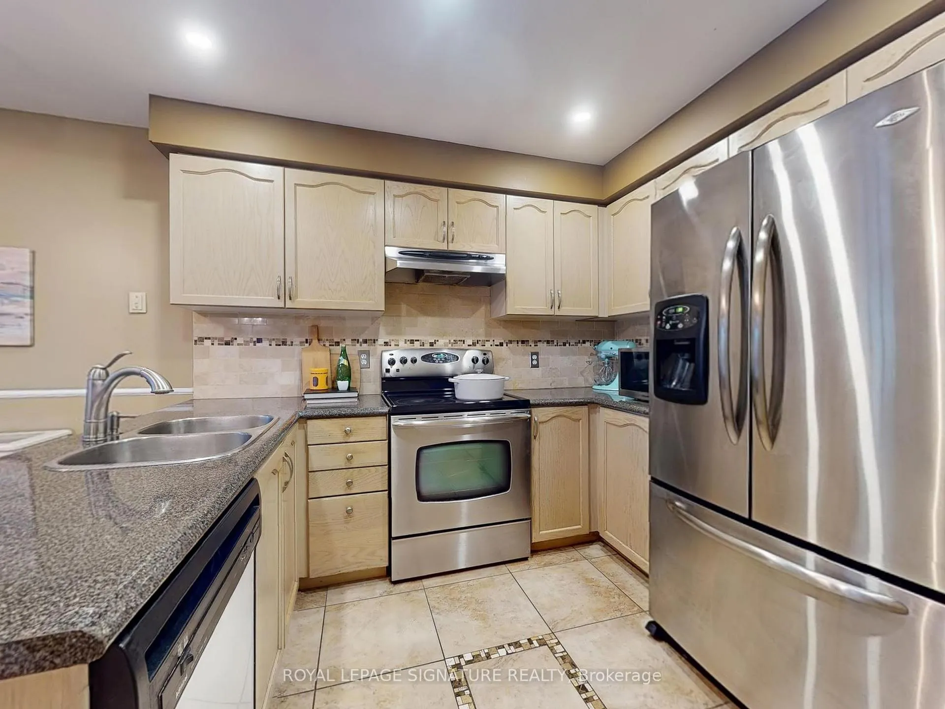 Photo 11 of 1070 Summitview Crescent, Oshawa, Pinecrest — HOMEH