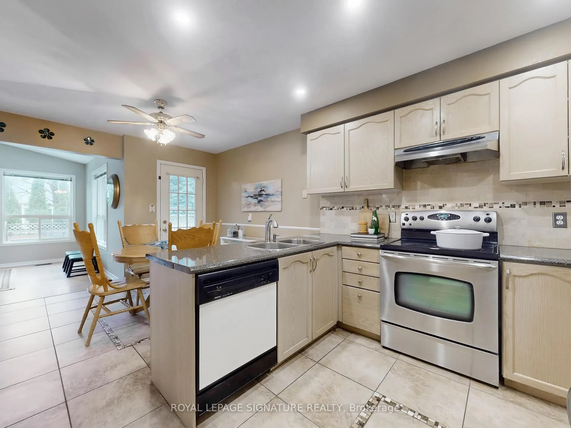 Photo 12 of 1070 Summitview Crescent, Oshawa, Pinecrest — HOMEH