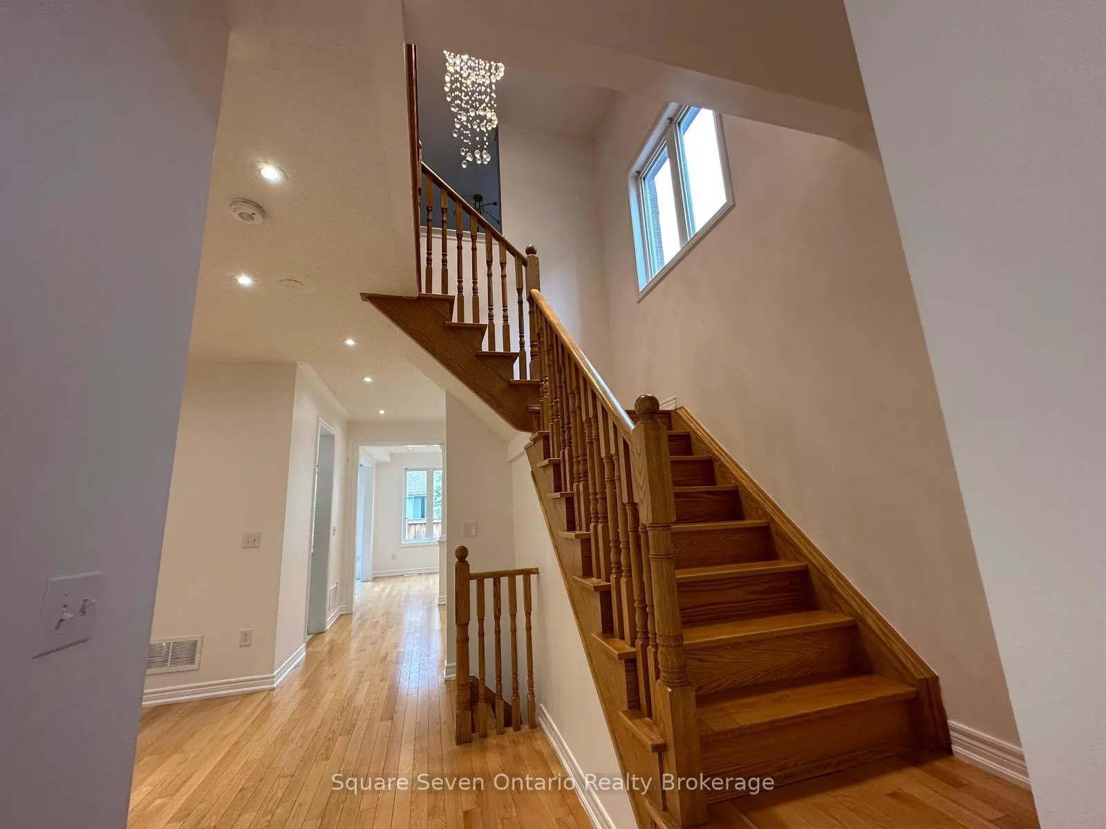 Photo 4 of Unit Upper Level, 34 Vanderpool Crescent, Brampton, Bram East — HOMEH