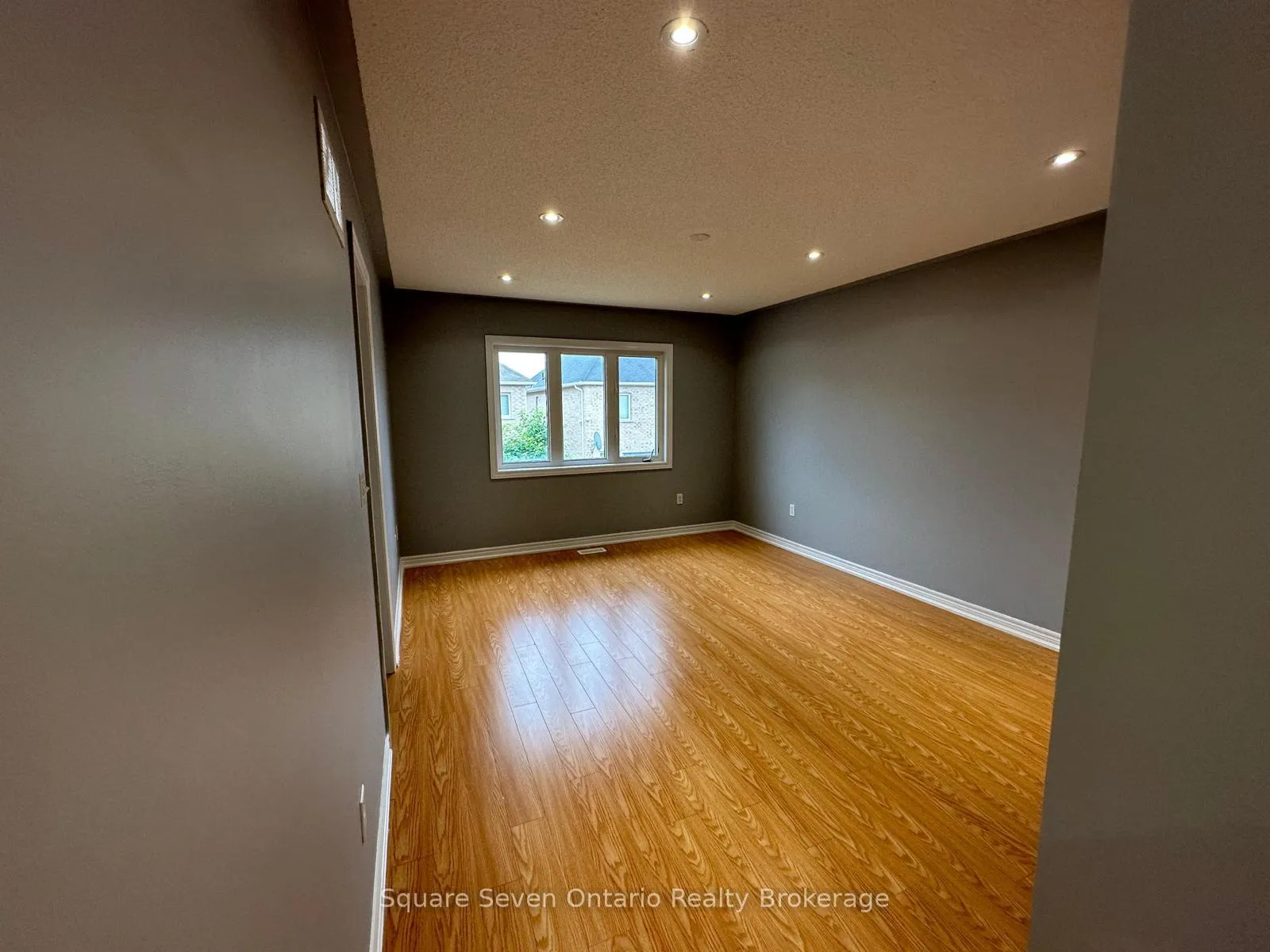 Photo 12 of Unit Upper Level, 34 Vanderpool Crescent, Brampton, Bram East — HOMEH